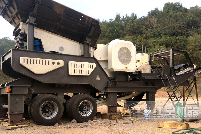 江西客戶車型破石機器生產現場